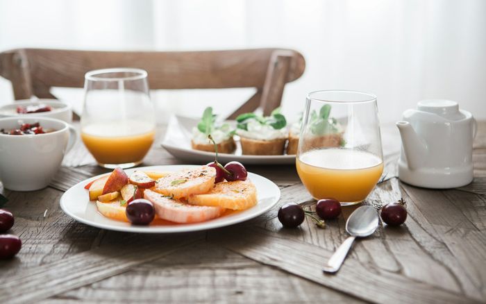 Ontbijttafel met fruit en sap
